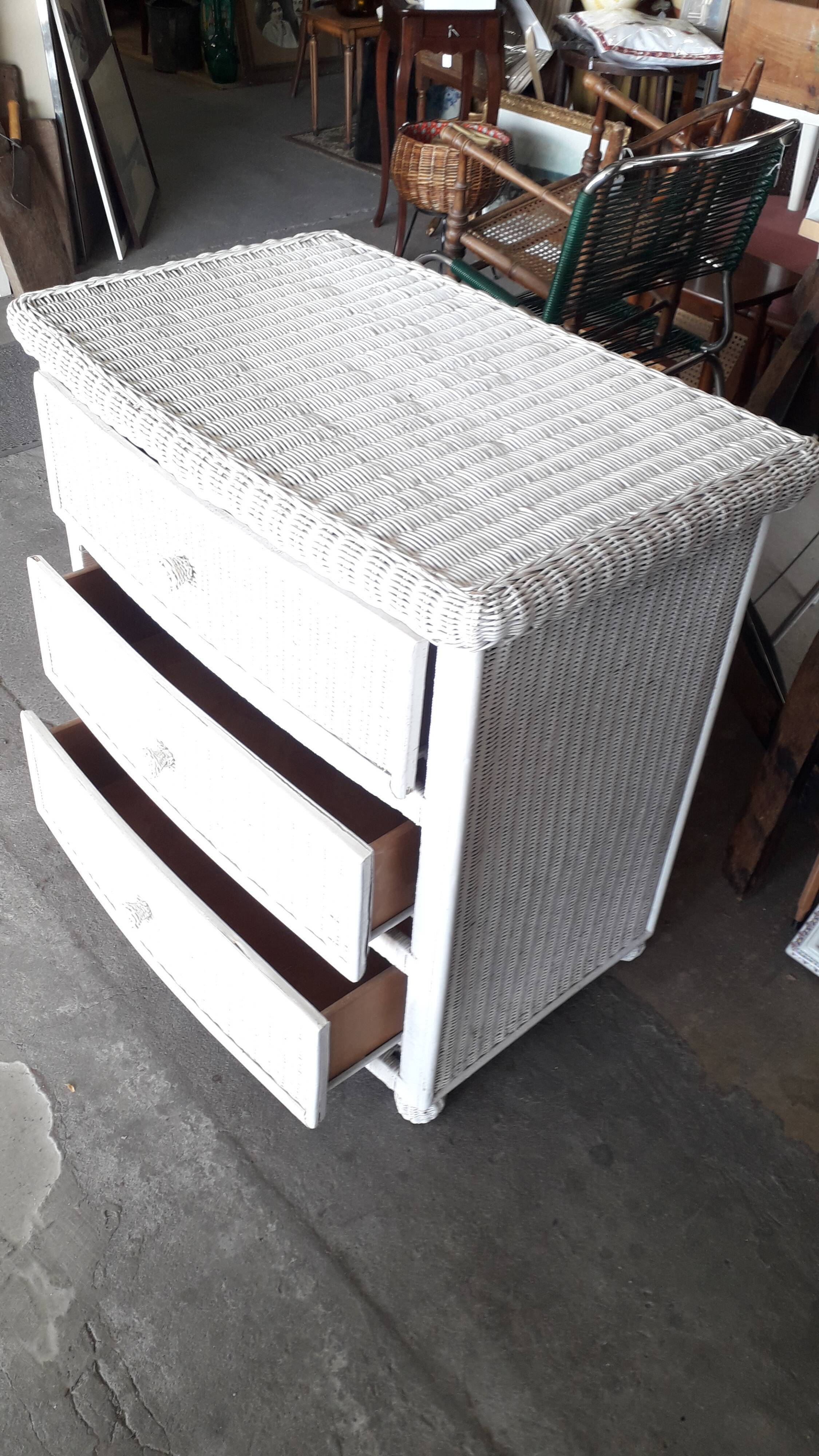 commode en rotin blanche