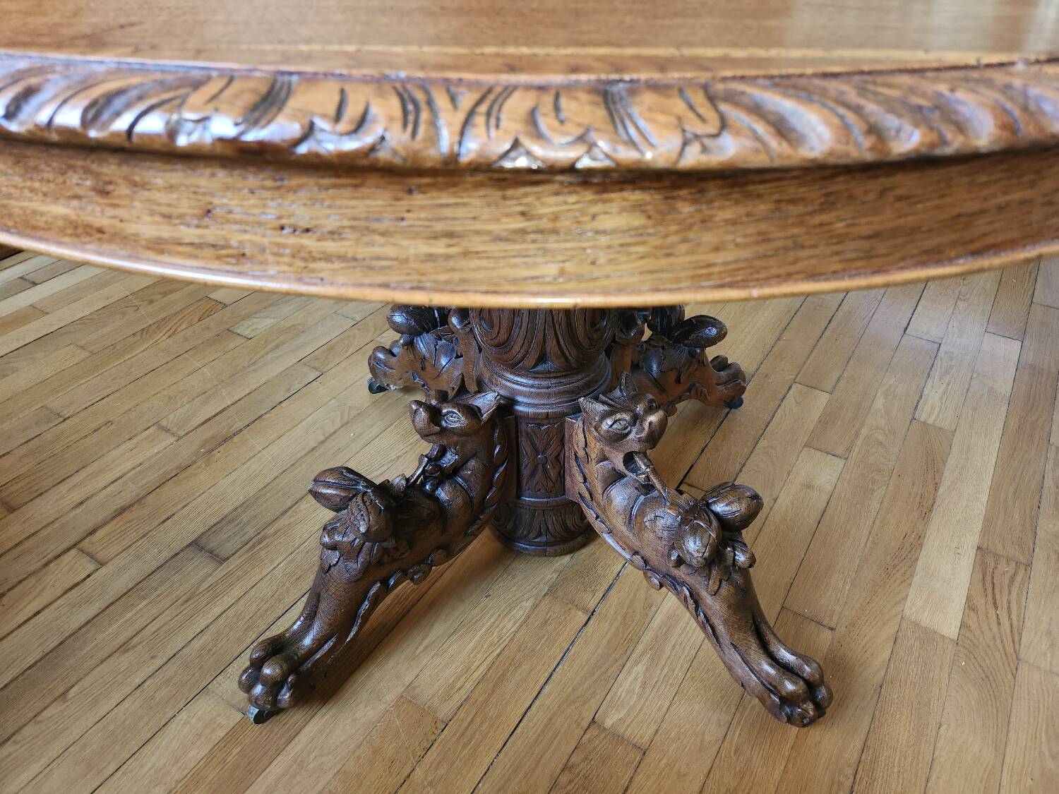 Round central leg table