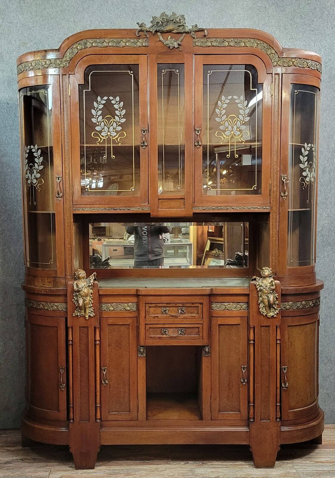 Buffet-vitrine Art nouveau aux putti, vers 1900