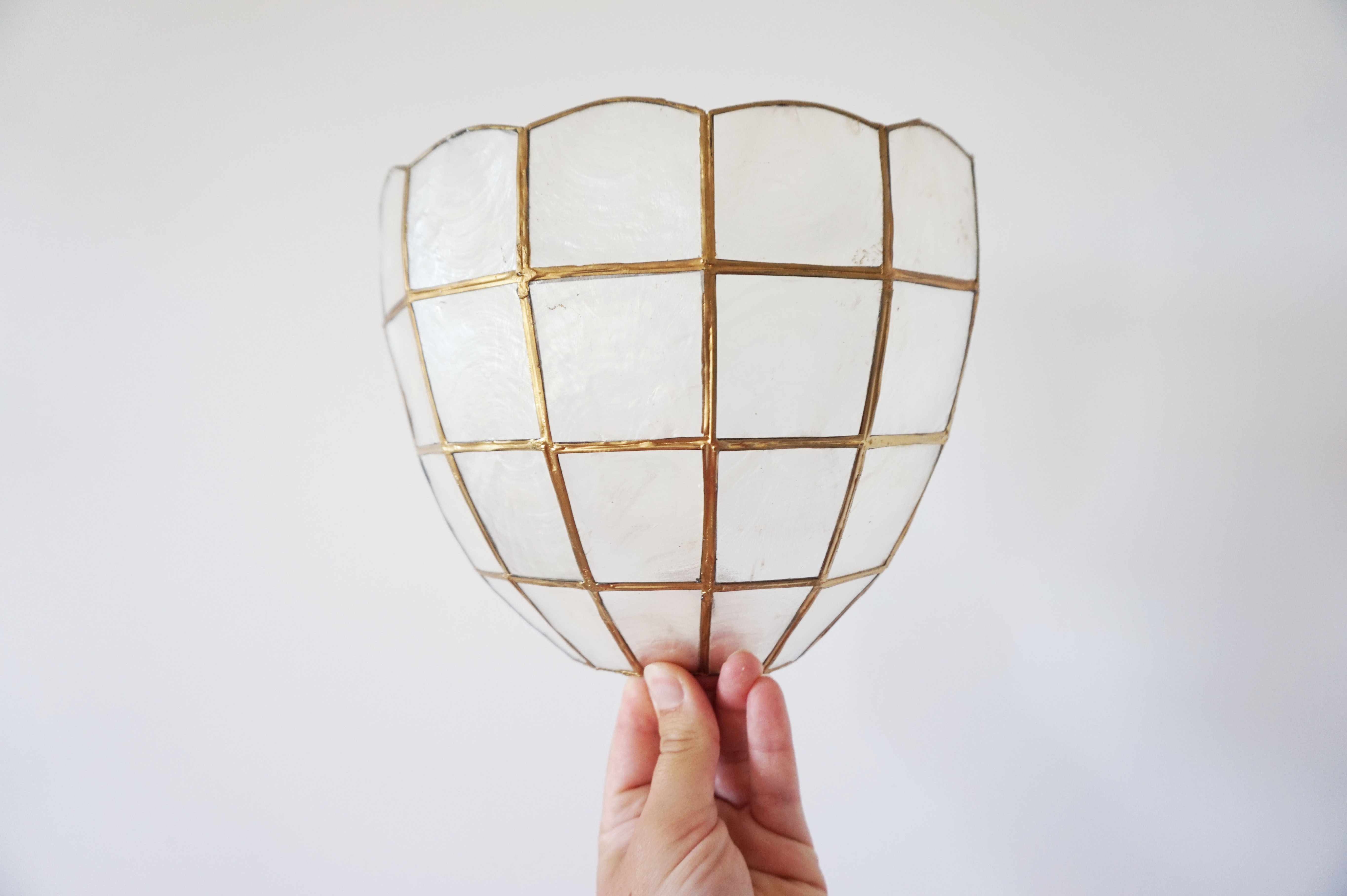 Mother-of-pearl shell shape wall lamp