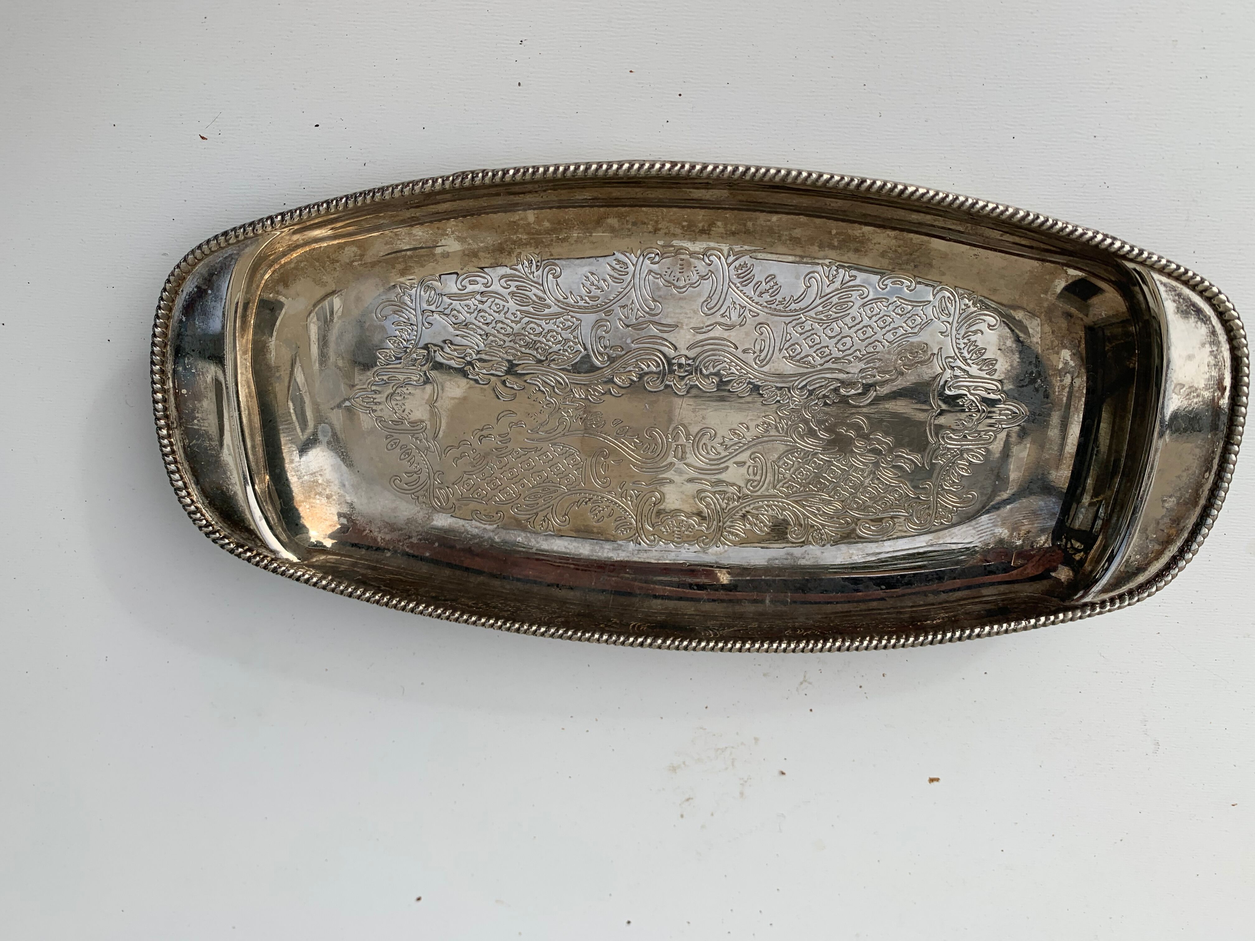 Plat de service rectangulaire en métal couleur argenté ciselé vintage