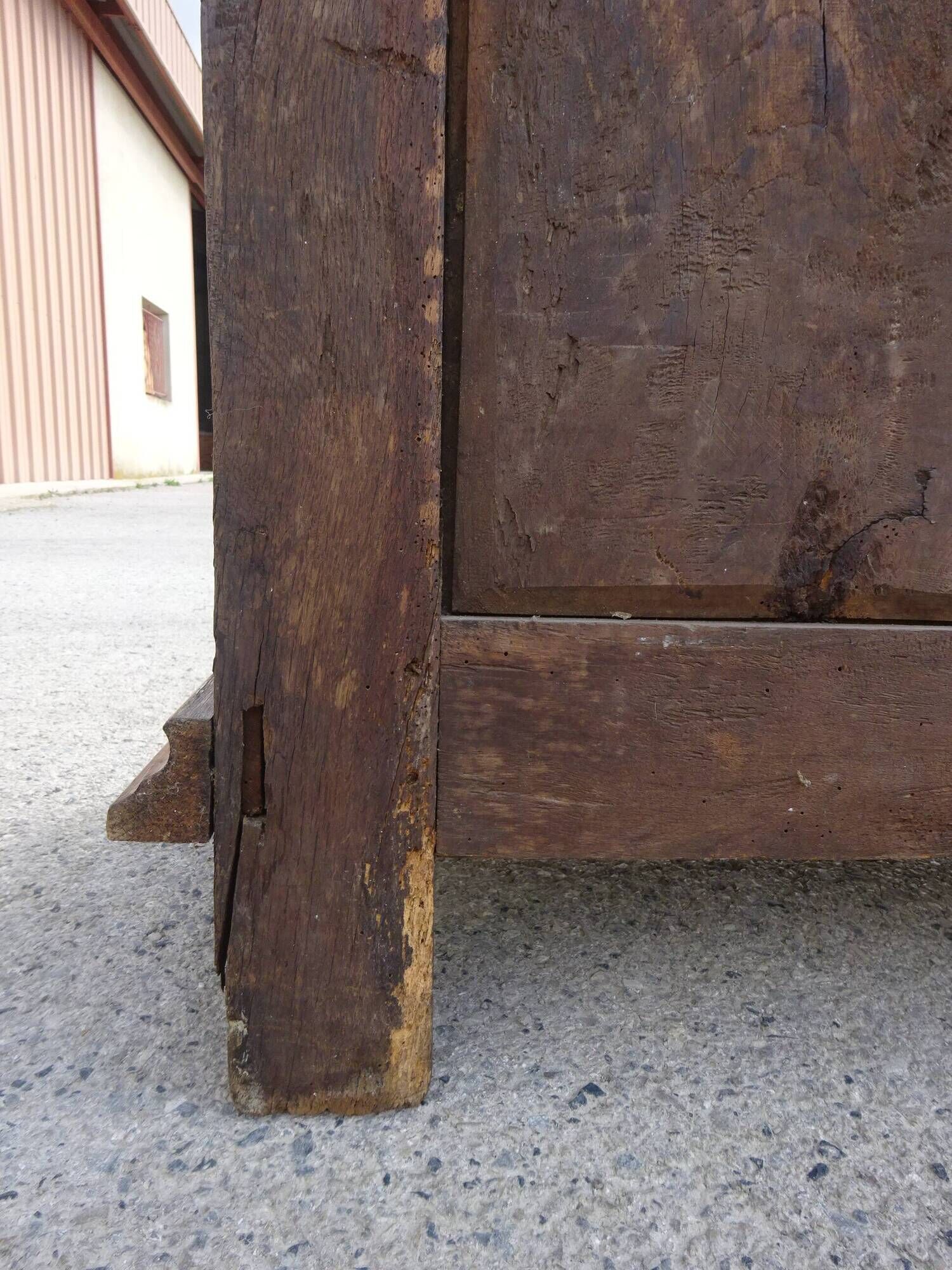 Ancienne armoire Louis XIII en noyer massif