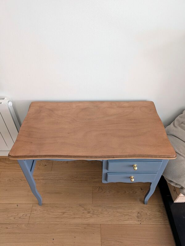 Bureau en bois bleu prêt pour sa nouvelle vie