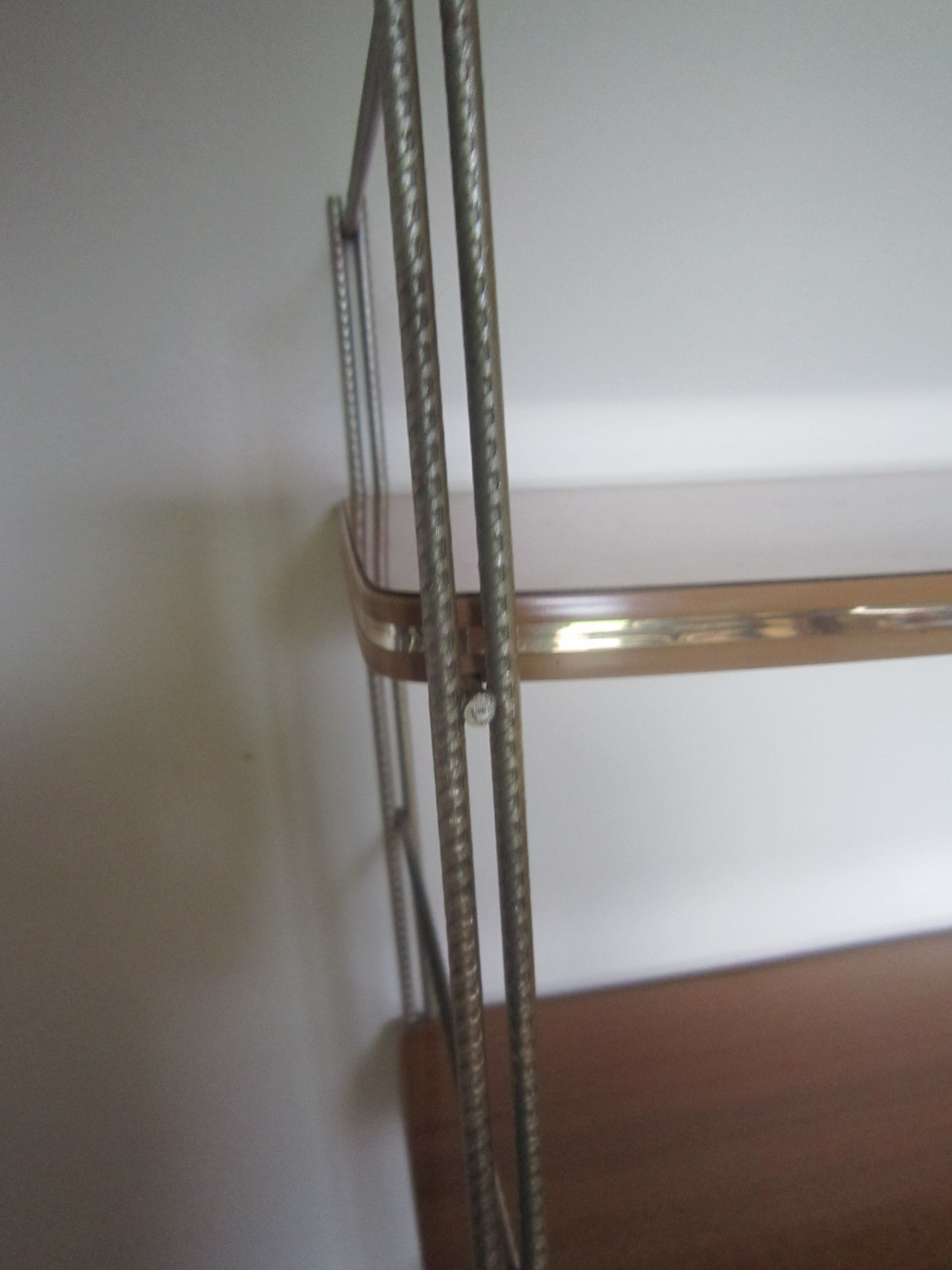 Étagère en bois et formica string doré