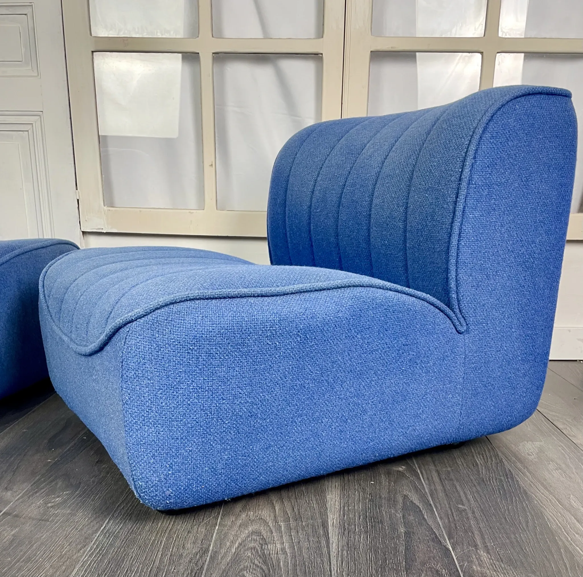 Paire de chauffeuses en drap de laine bleu