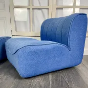 Paire de chauffeuses en drap de laine bleu