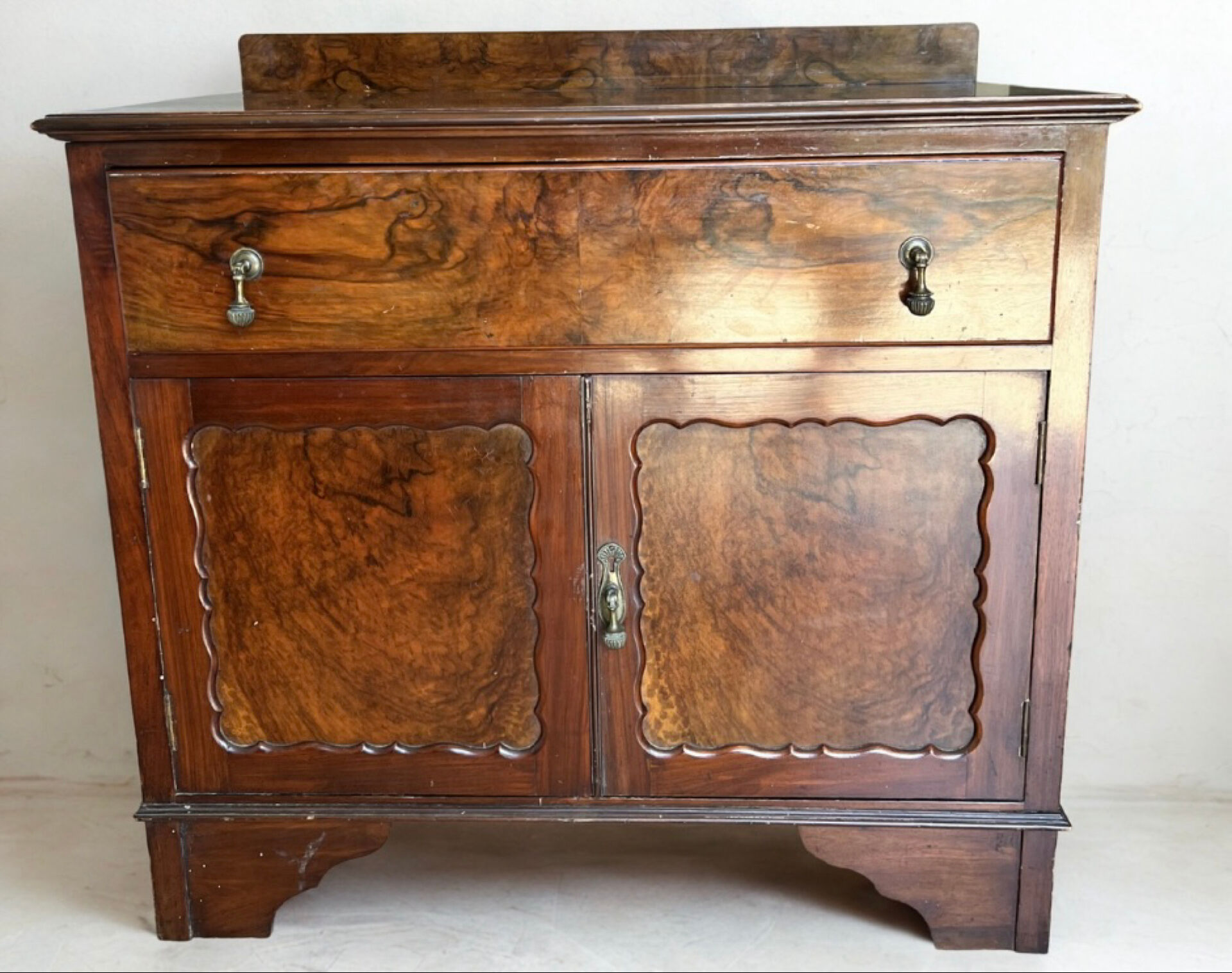 Commode ancienne en loupe de noyer – 1 tiroir et 2 portes