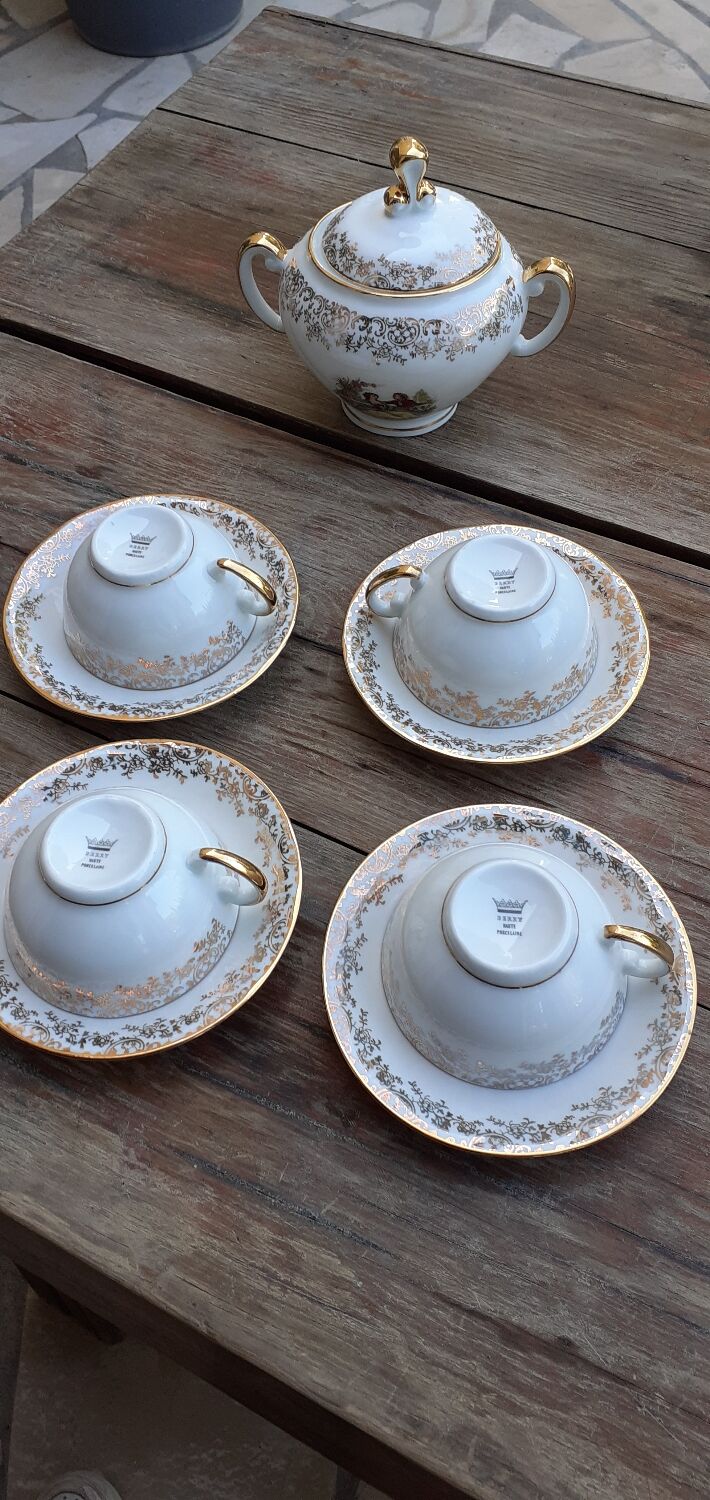 Set of 4 cups and sugar bowl Haute porcelaine de Berry