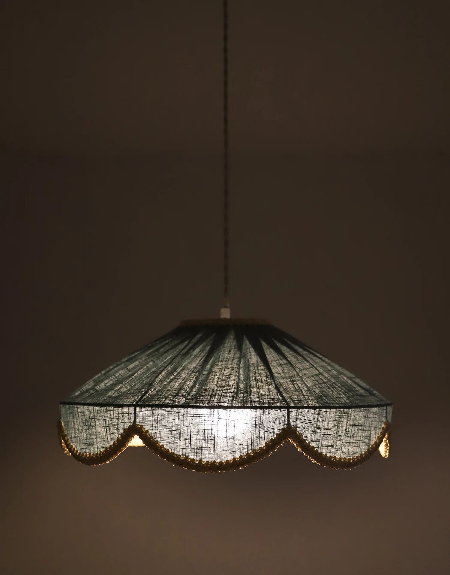 Suspension in a solid floral shape Cosette "mineral blue"