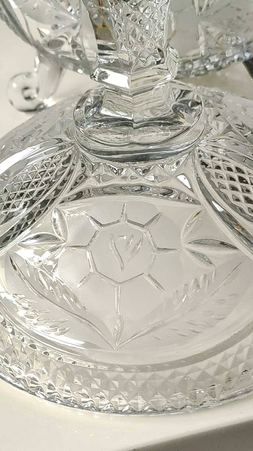 Large Bonbonniere/Drageoir in Bohemian crystal. Frosted floral motifs, diamond tip. Boho chic