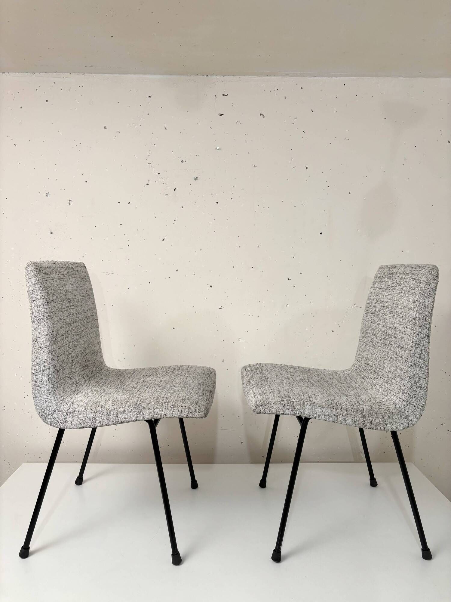 Paire de chaises modèle "CM145", Pierre Paulin,  Meubles TV, 1954