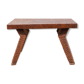 Table basse bois sculpté, table bois martelé, table d'appoint, table de salon, table vintage