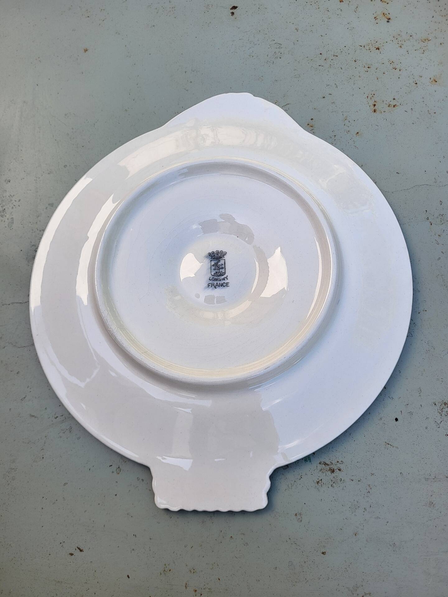 11 Longwy oyster plates with wells and a central compartment.