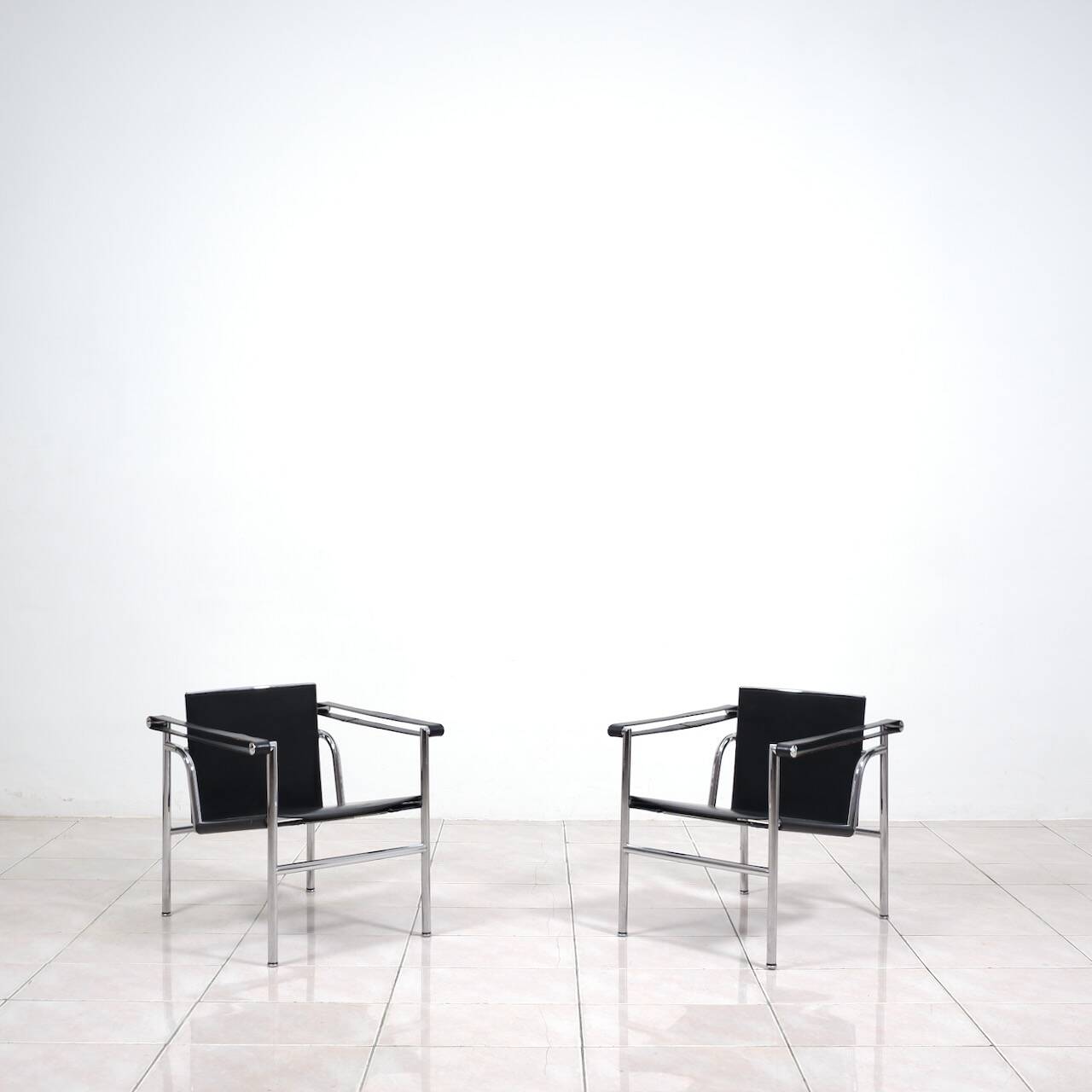 Fauteuil « lc1 » de charlotte perriand pour le corbusier, édités par cassina
