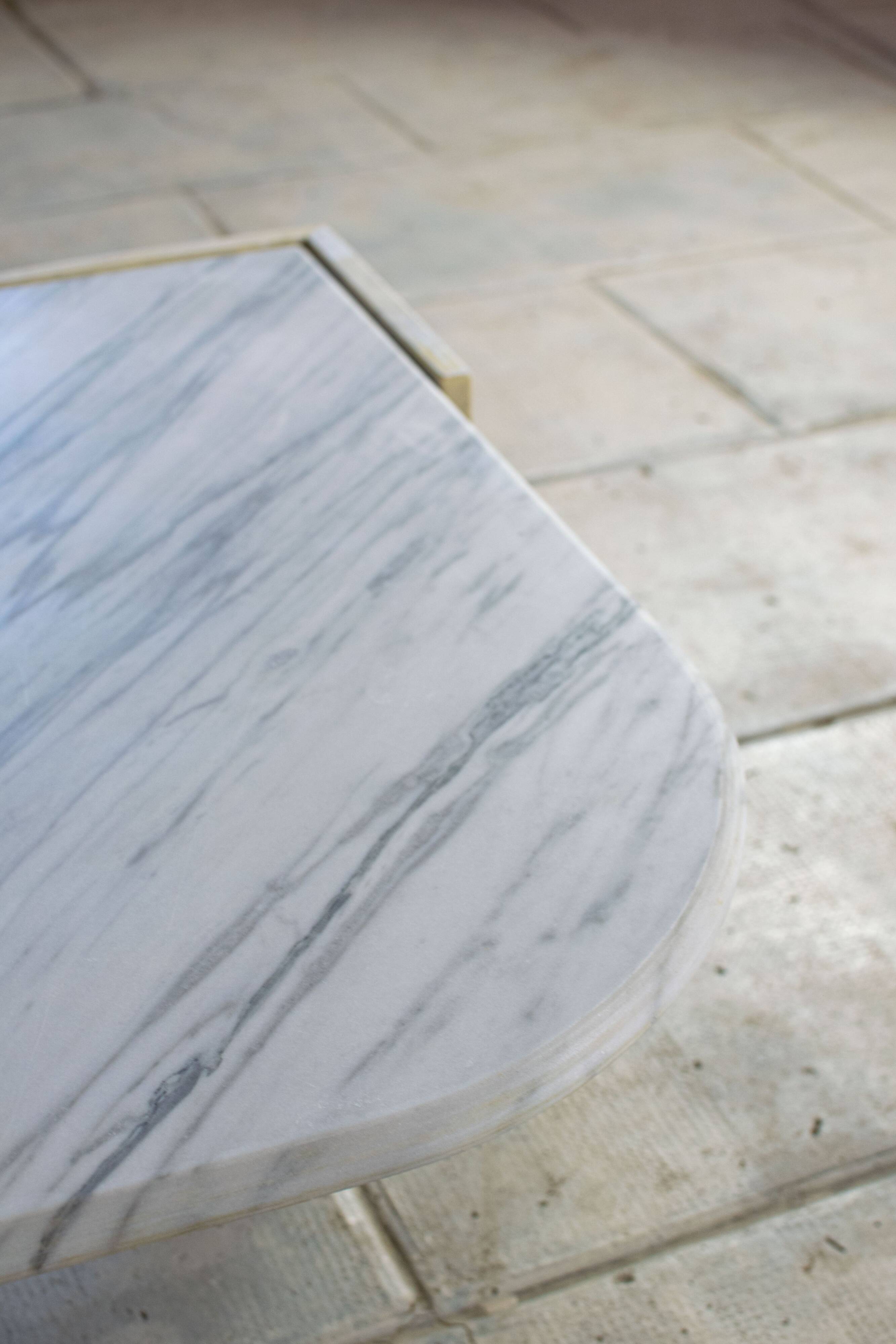 Table basse en marbre forme oeil 1970