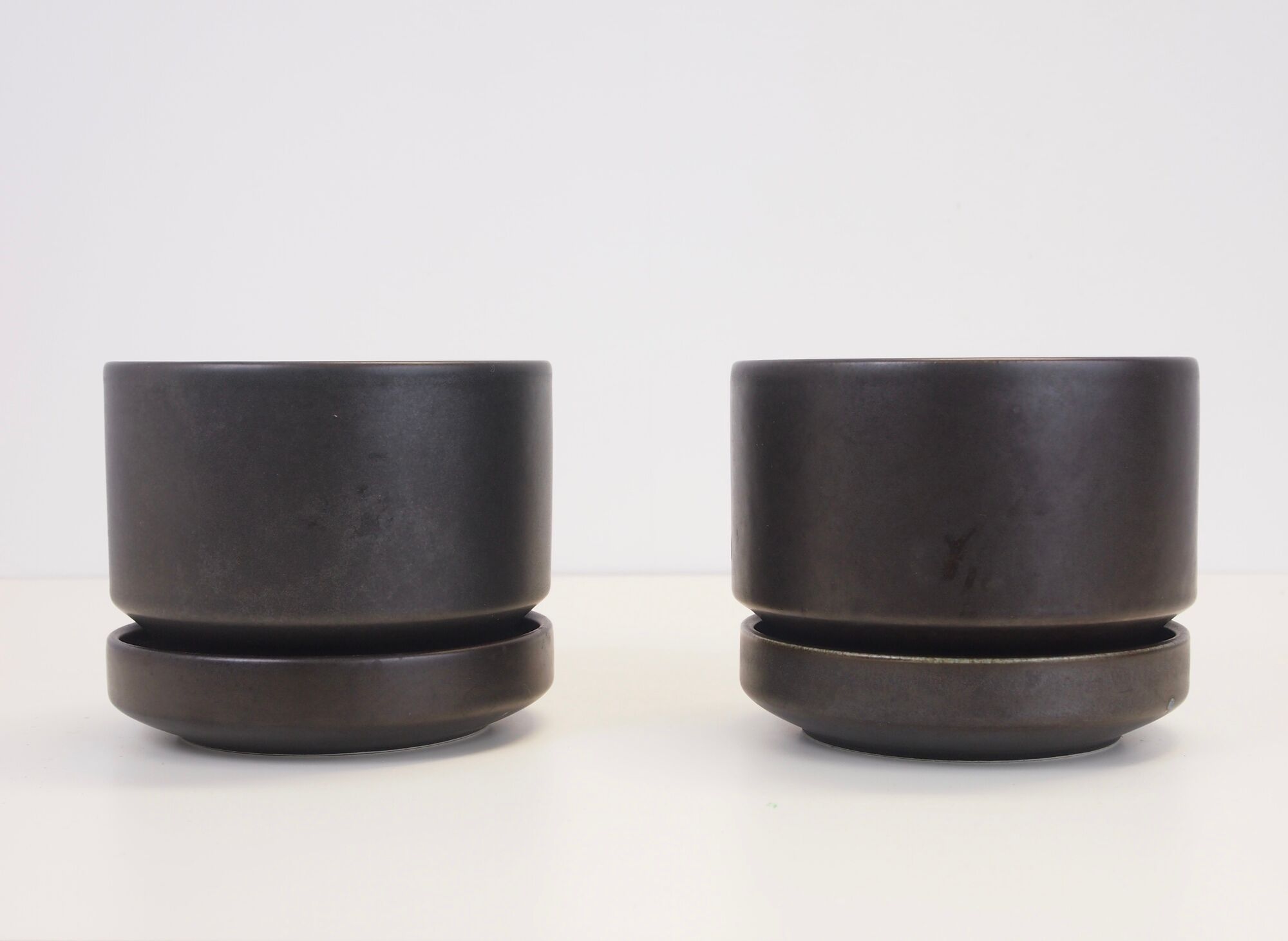 Pair of vintage Arabia Finland flower pots by Richard Lindh