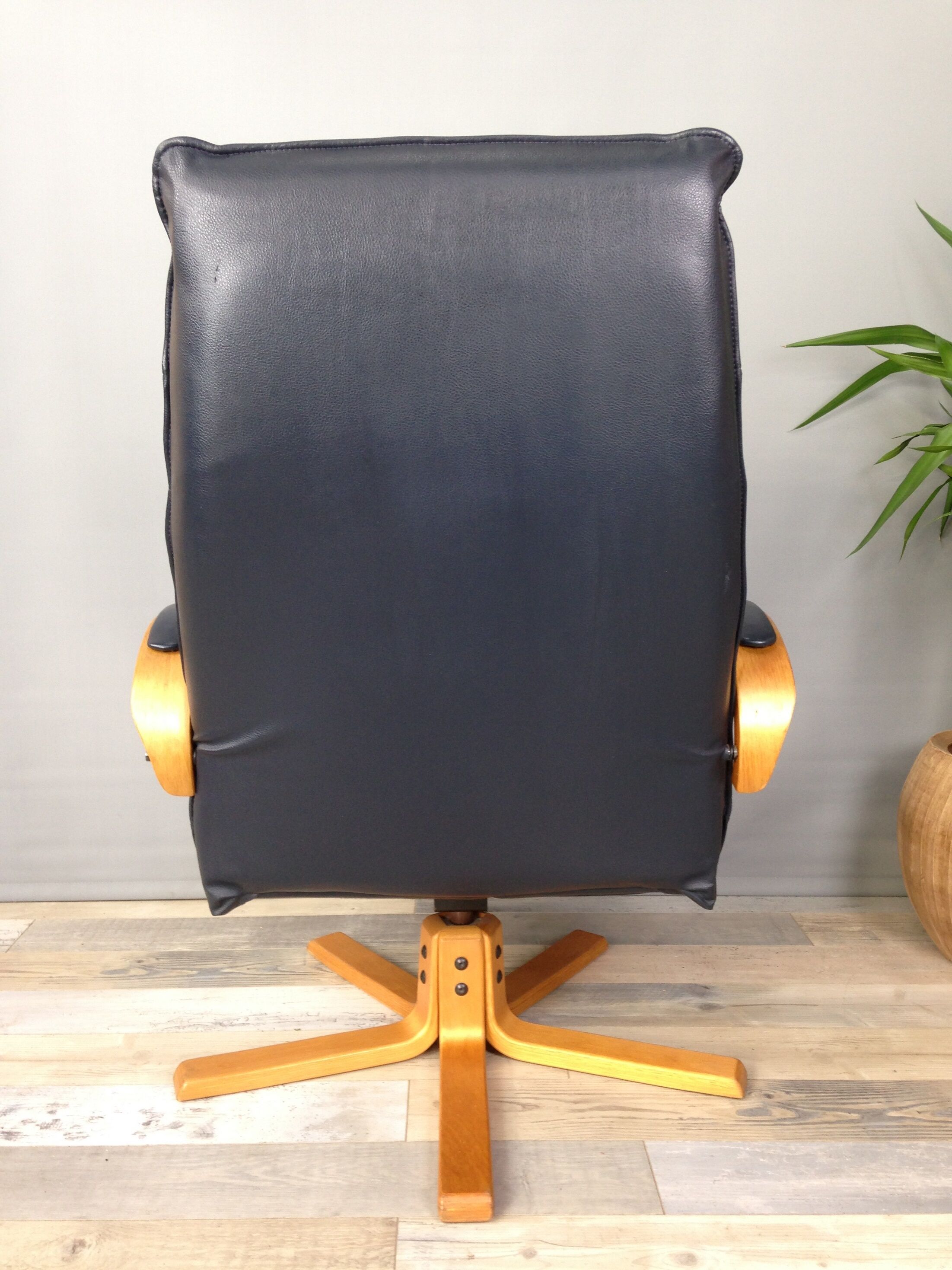 Danish design swivel and reclining relaxed chair by Jorgen Kastholm for Unico