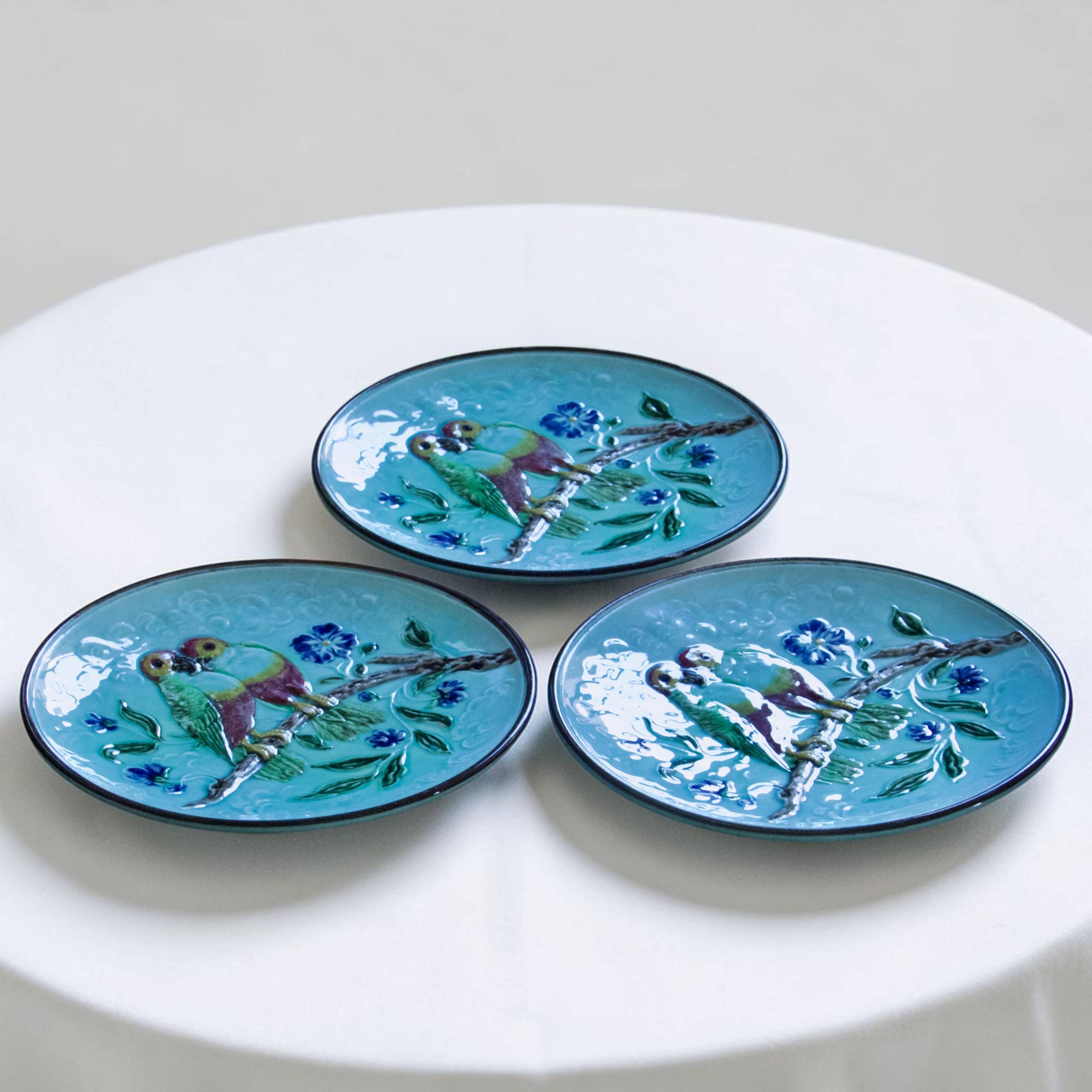 Rare trio d'assiettes en barbotine perruches