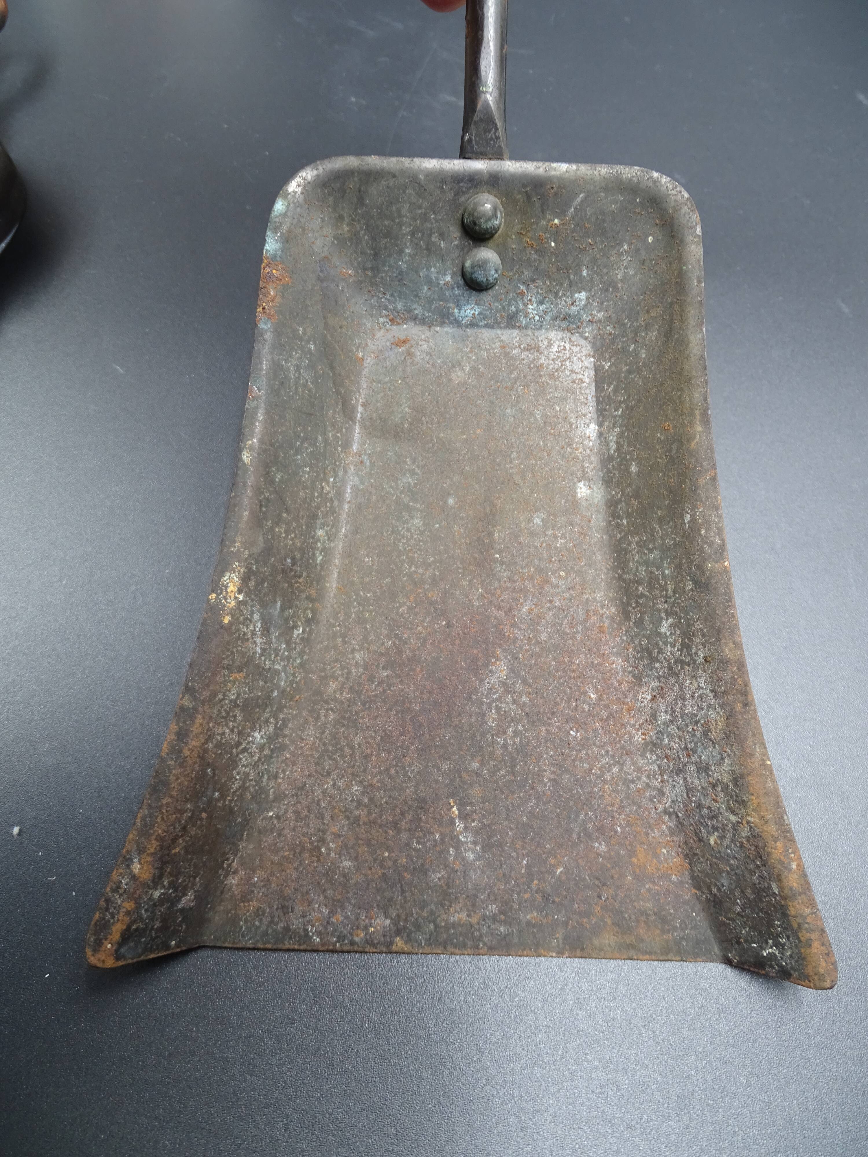 Full chimney servant of his accessories - The enamelled cast iron knight