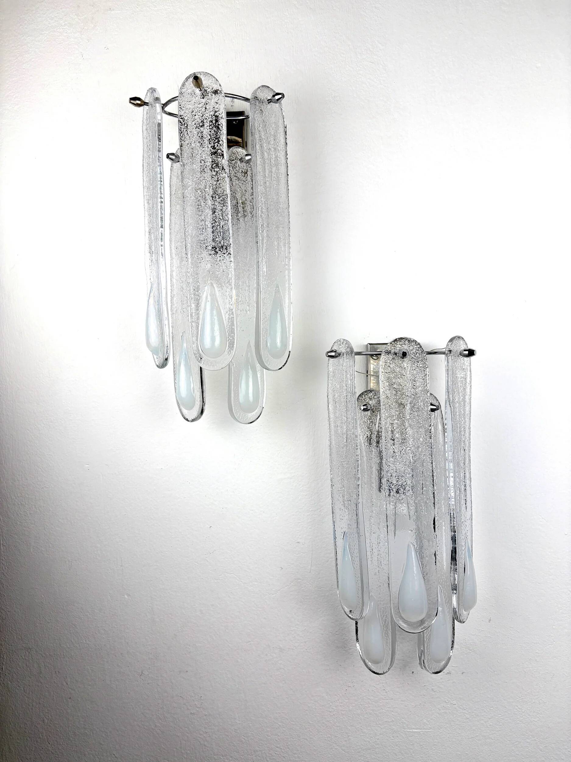 Paire de lampes murales Murano Mazzega à 2 niveaux, en verre dépoli blanc irisé, Italie, vers les années 1960.