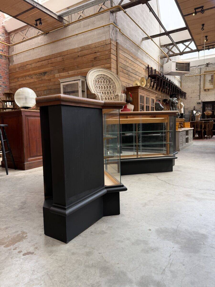 Ancien comptoir vitrine d’angle de maroquinier