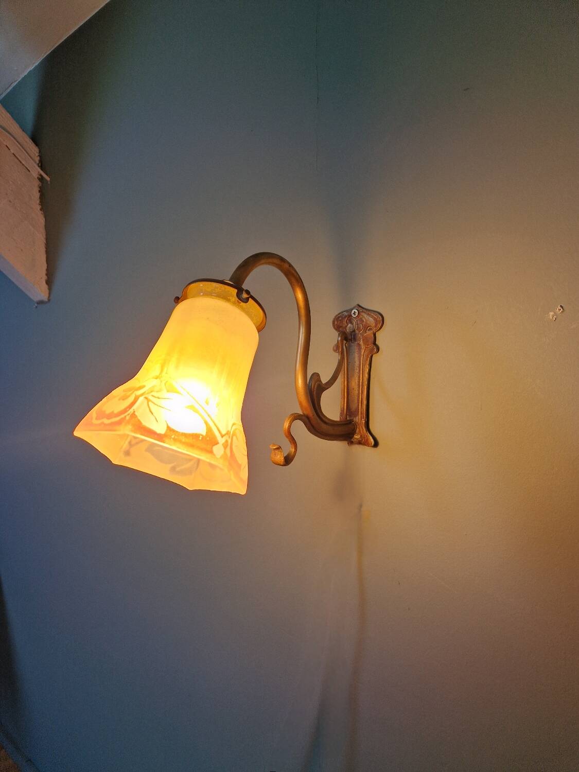 Art Nouveau wall light in bronze and satin glass, 1910s