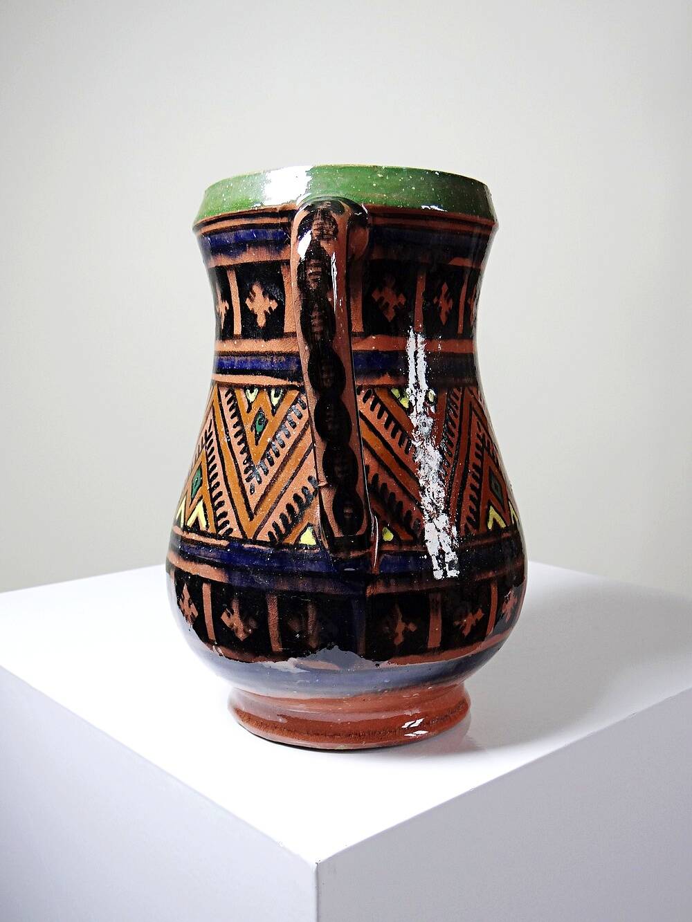 Large Moroccan vase from Safi, polychrome terracotta with two handles, from the 1950s to 1970s.