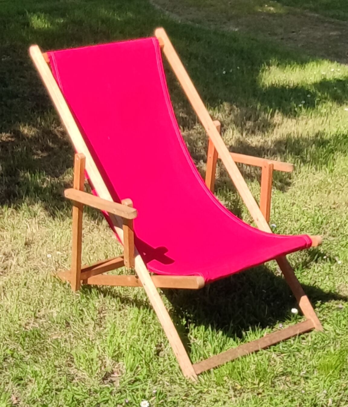 Pair of Chilean women/vintage deckchairs
