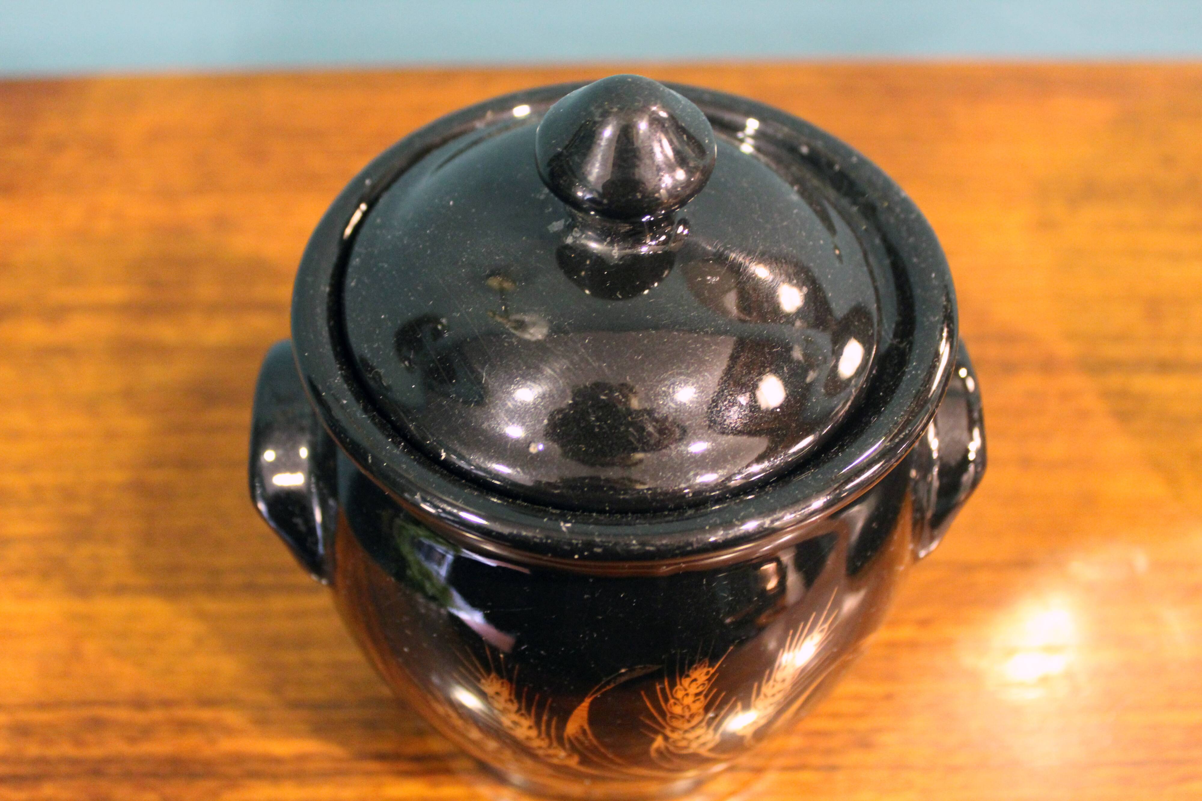 Vaso container, laccato black decorated in gold, France 1970s, in ottimo stato.