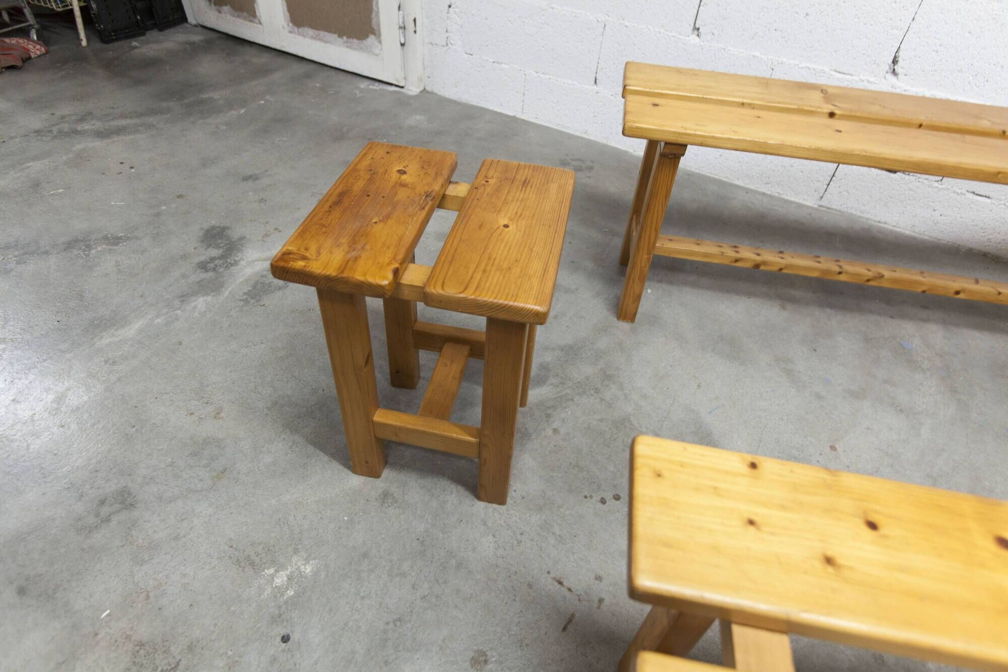 Set of 2 benches and 2 stools in pine, 1970s mountain style.