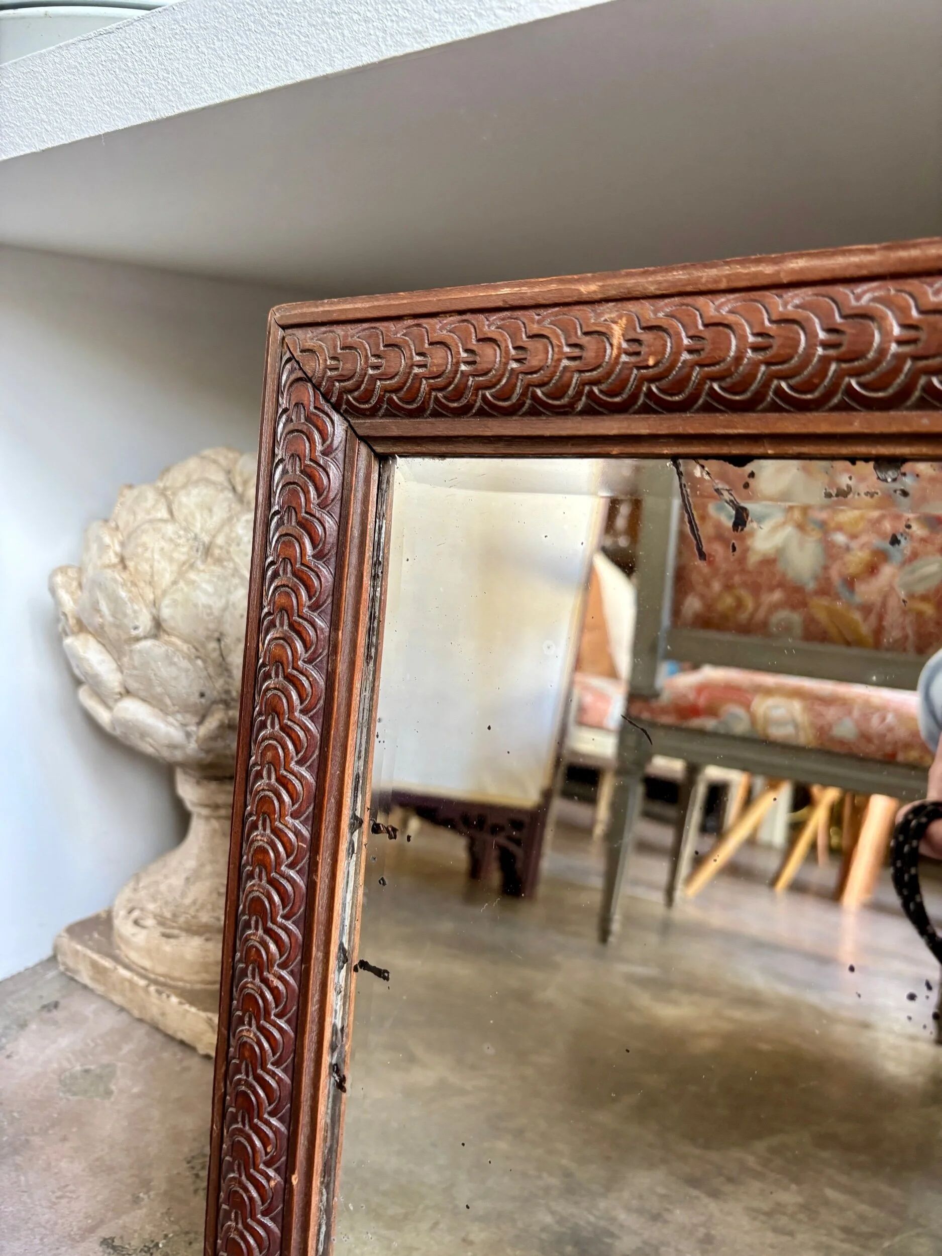 Miroir biseauté en bois mouluré 39 x 33 cm