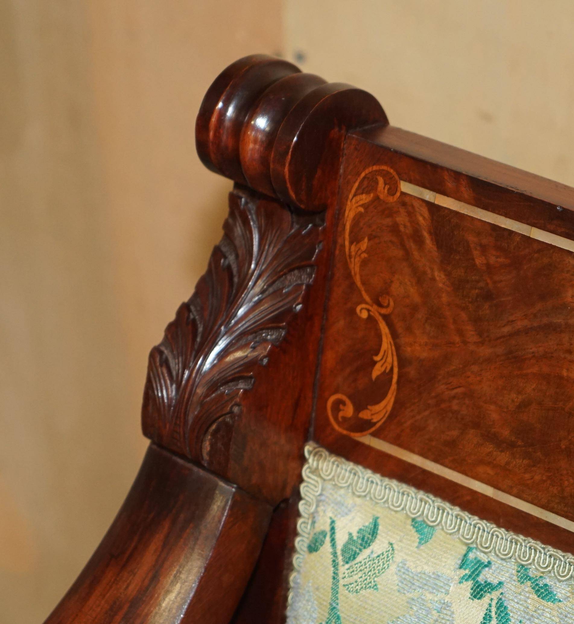 Canapé Chesterfield Ancien Sculpté en Noyer avec Incrustation de Nacre