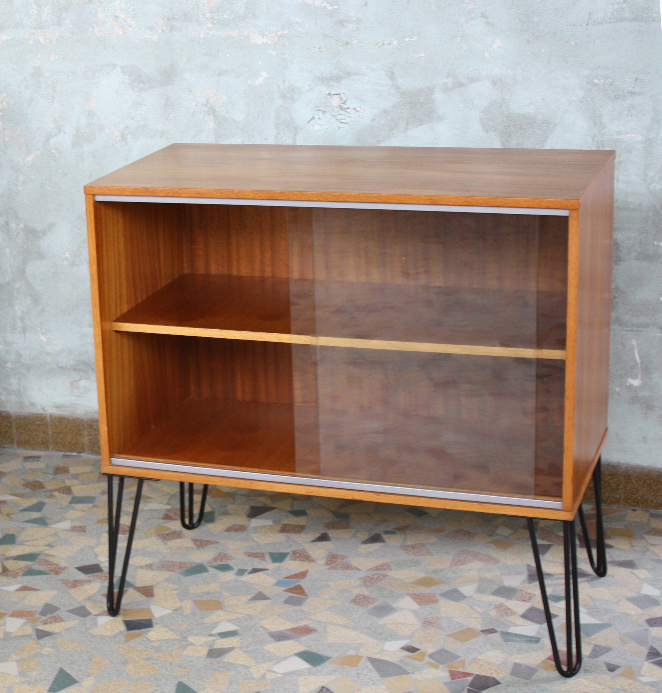 Showcase storage teak vintage 1960 with hairpin legs
