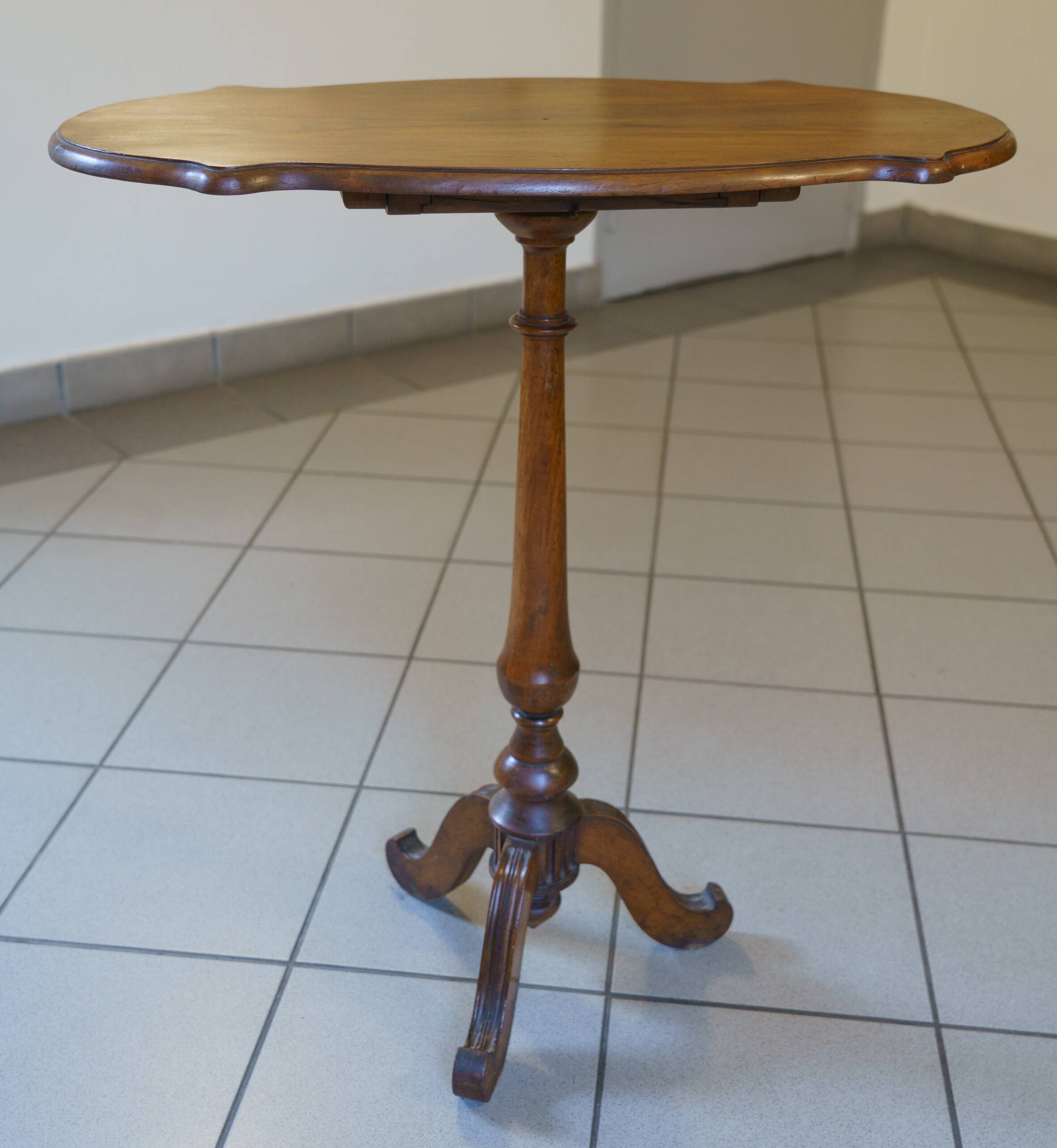Napoleon III pedestal table in solid walnut