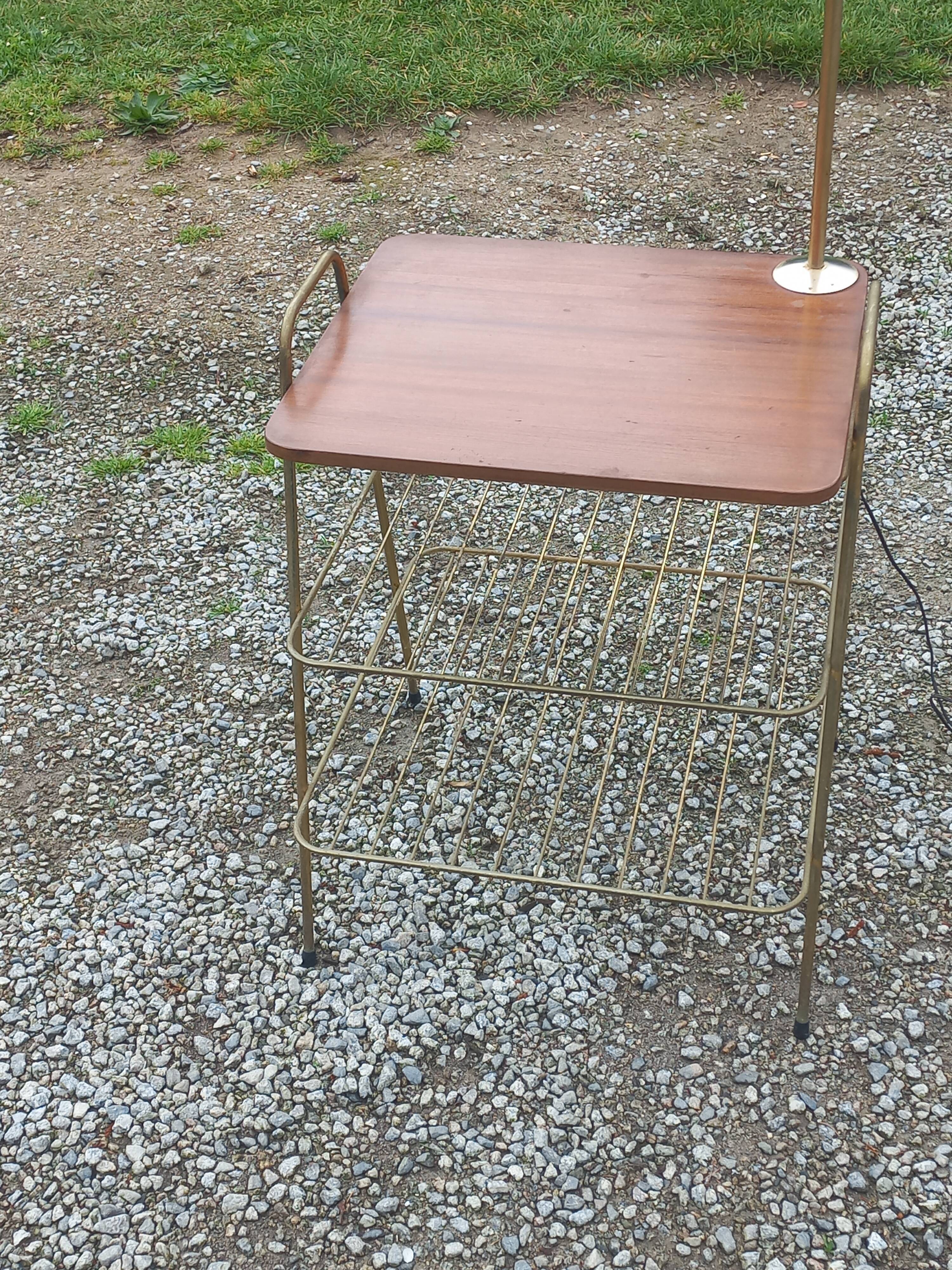 Lampadaire des années 50 en métal doré triple tablettes acajou et métal doré