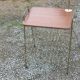 Lampadaire des années 50 en métal doré triple tablettes acajou et métal doré
