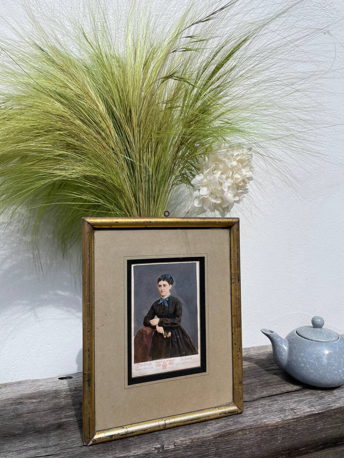 Old portrait photo of a woman