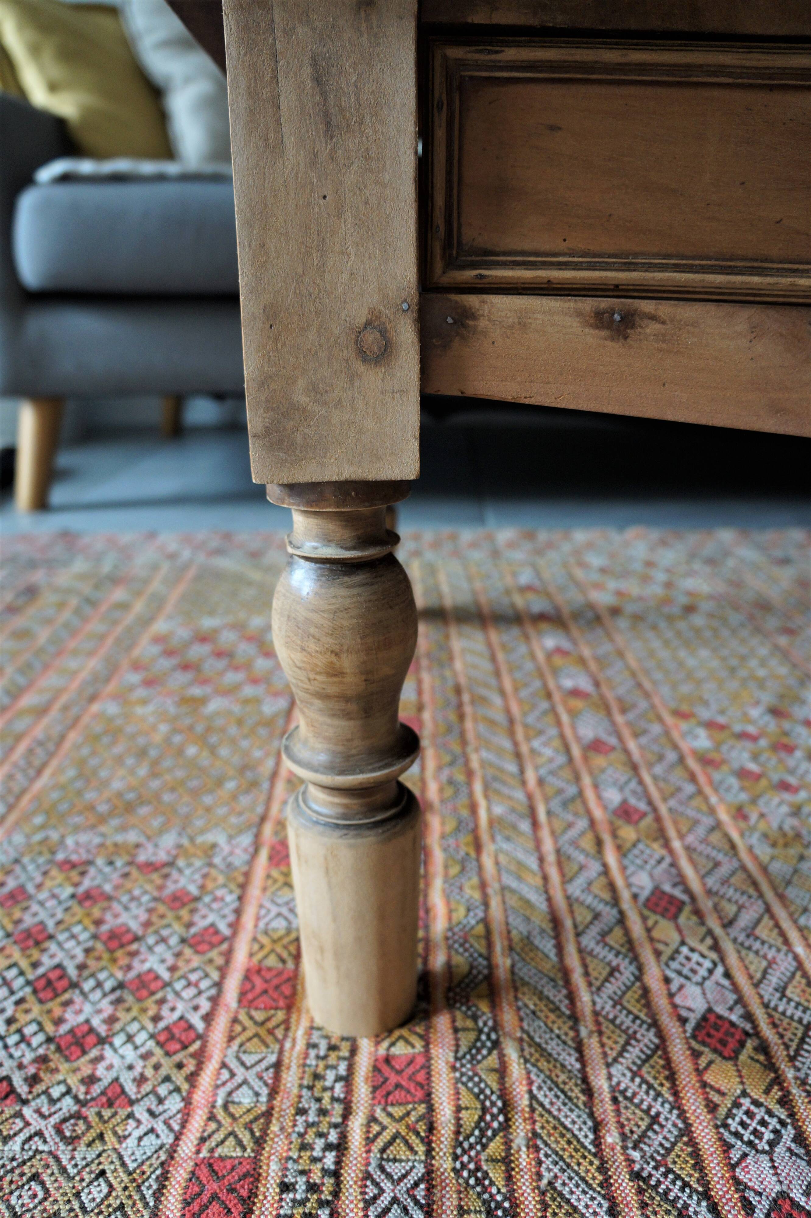 Old oak coffee table with 2 drawers