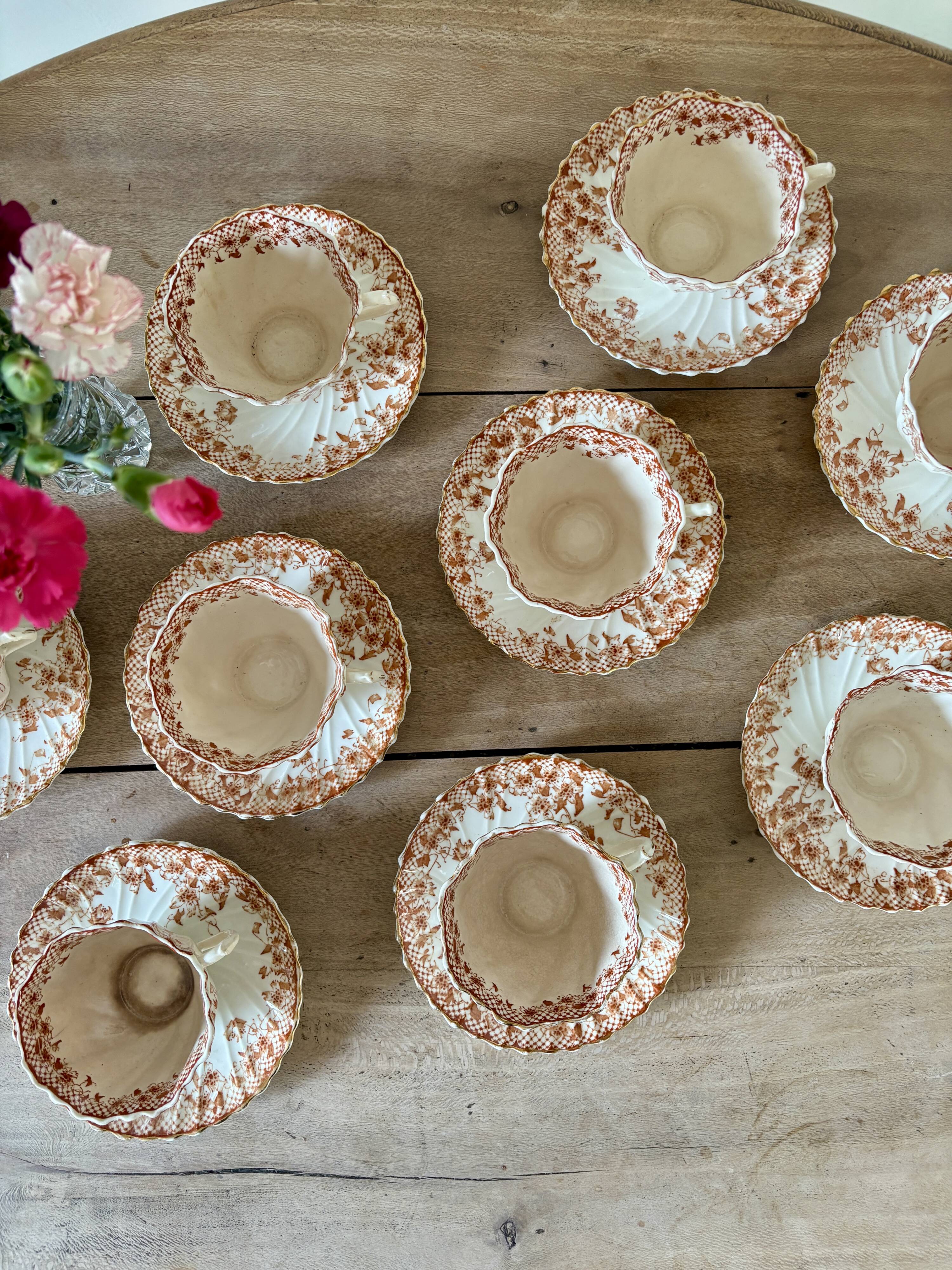 Lot de 9 tasses à thé ou café et le pot à lait en porcelaine fine Anglaise - Royal Albert