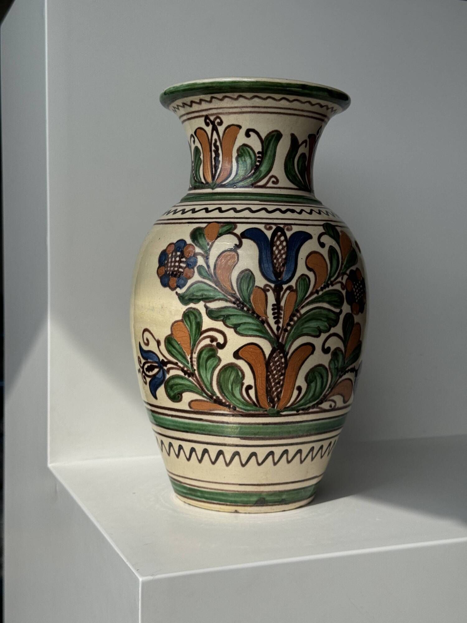 Large Provençal vase with beige background, green, blue and brown decoration of stylized plants