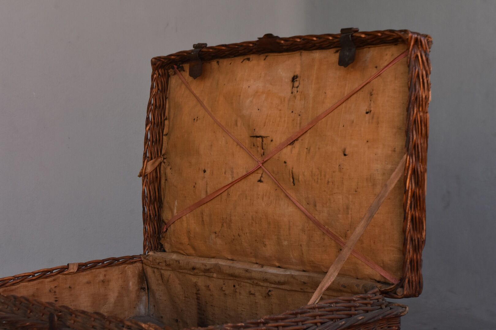 Travel trunk 1900 in wicker