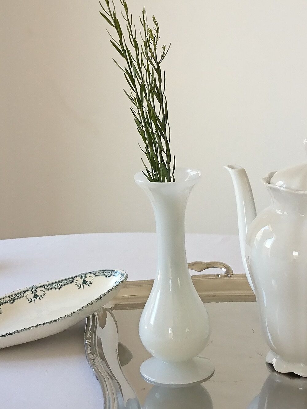 Vase soliflore opaline blanc vintage
