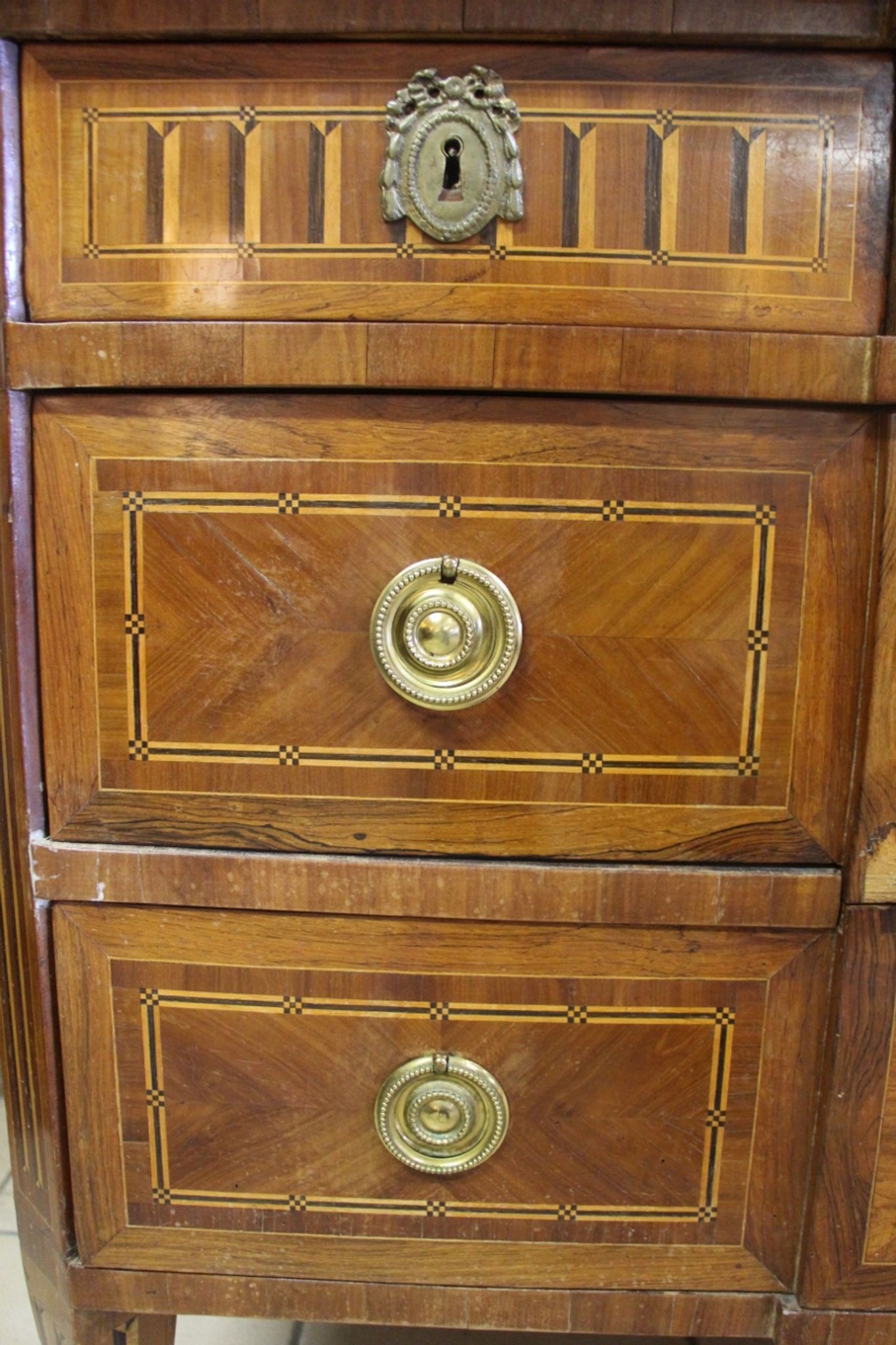 Commode aux attributs de musique d'époque Louis XVl