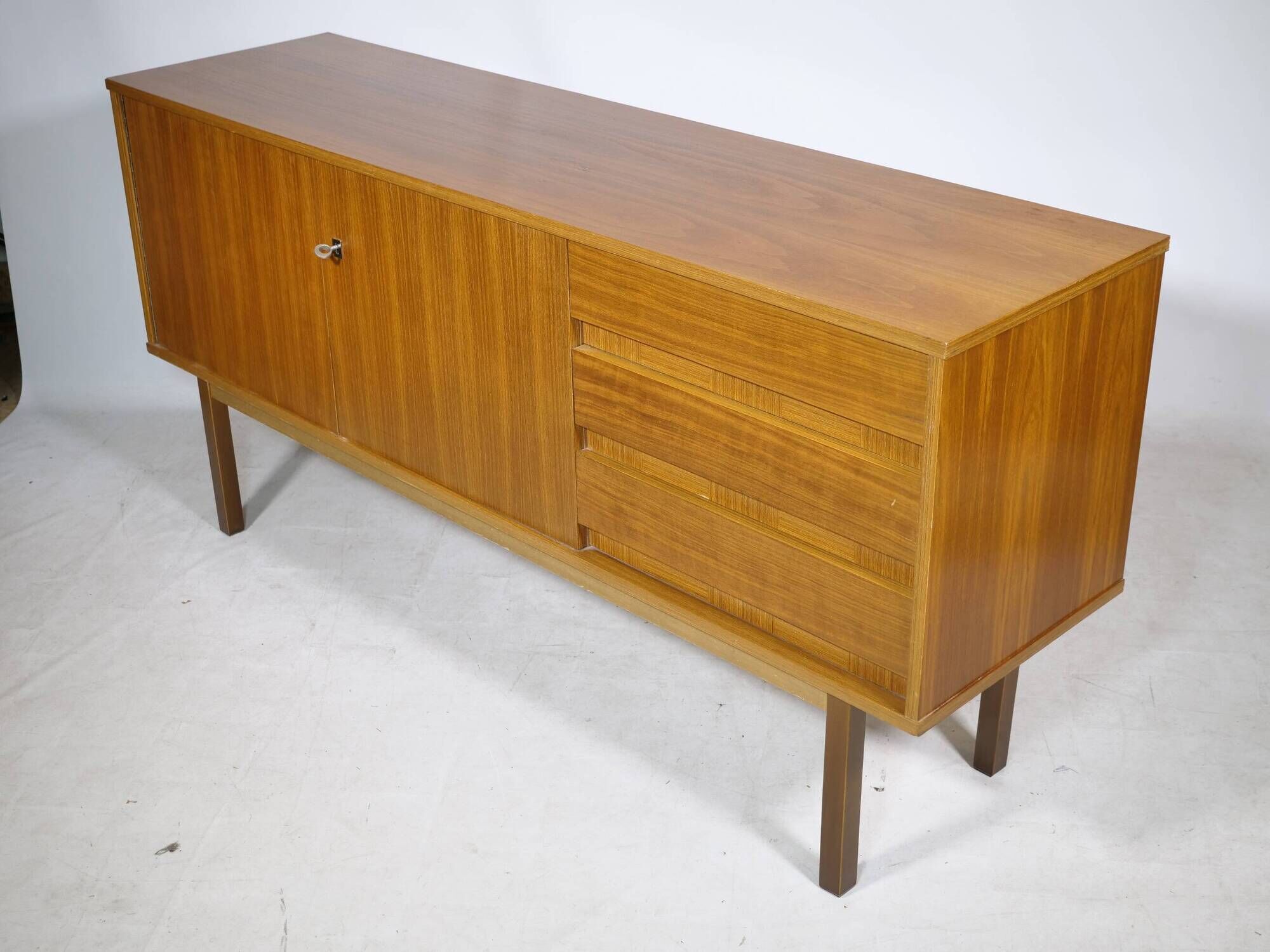 Buffet des années 1960 en teck.