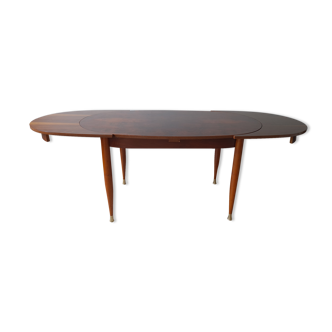 Scandinavian table with extension cords