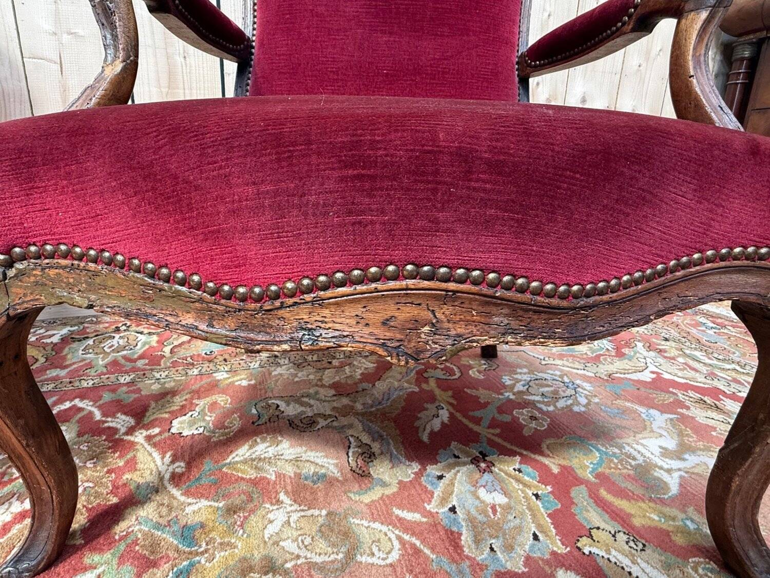 Pair of armchairs from the Louis XV period – Carved wood, burgundy velvet