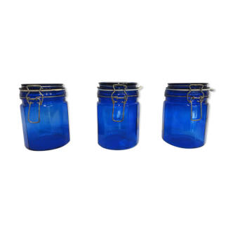 Série de 3 bocaux anciens en verre bleu