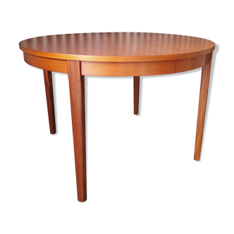 Extendable teak round table