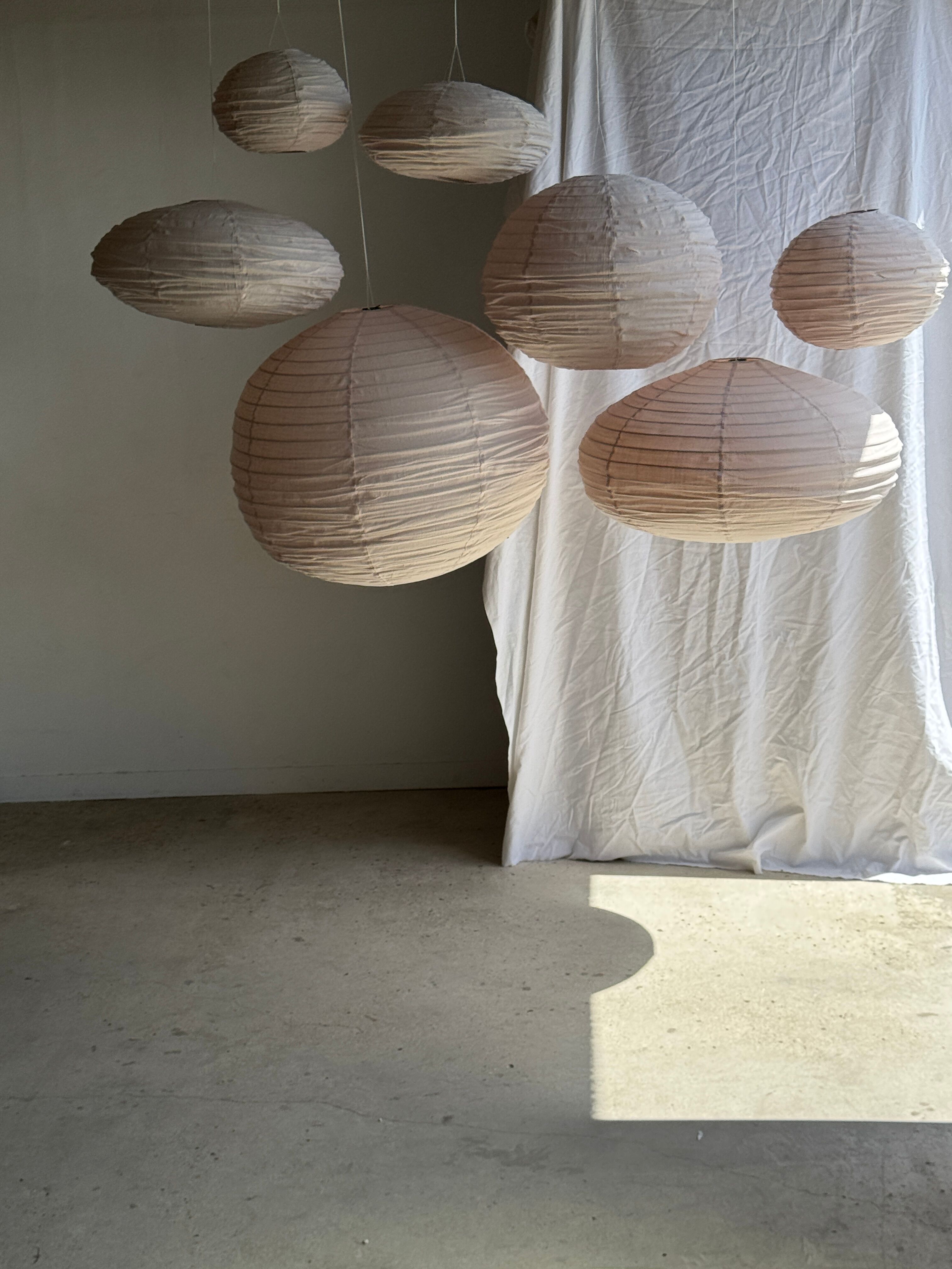 Grande suspension en rotin et lin naturel japonisante ovale aplatie rosée
