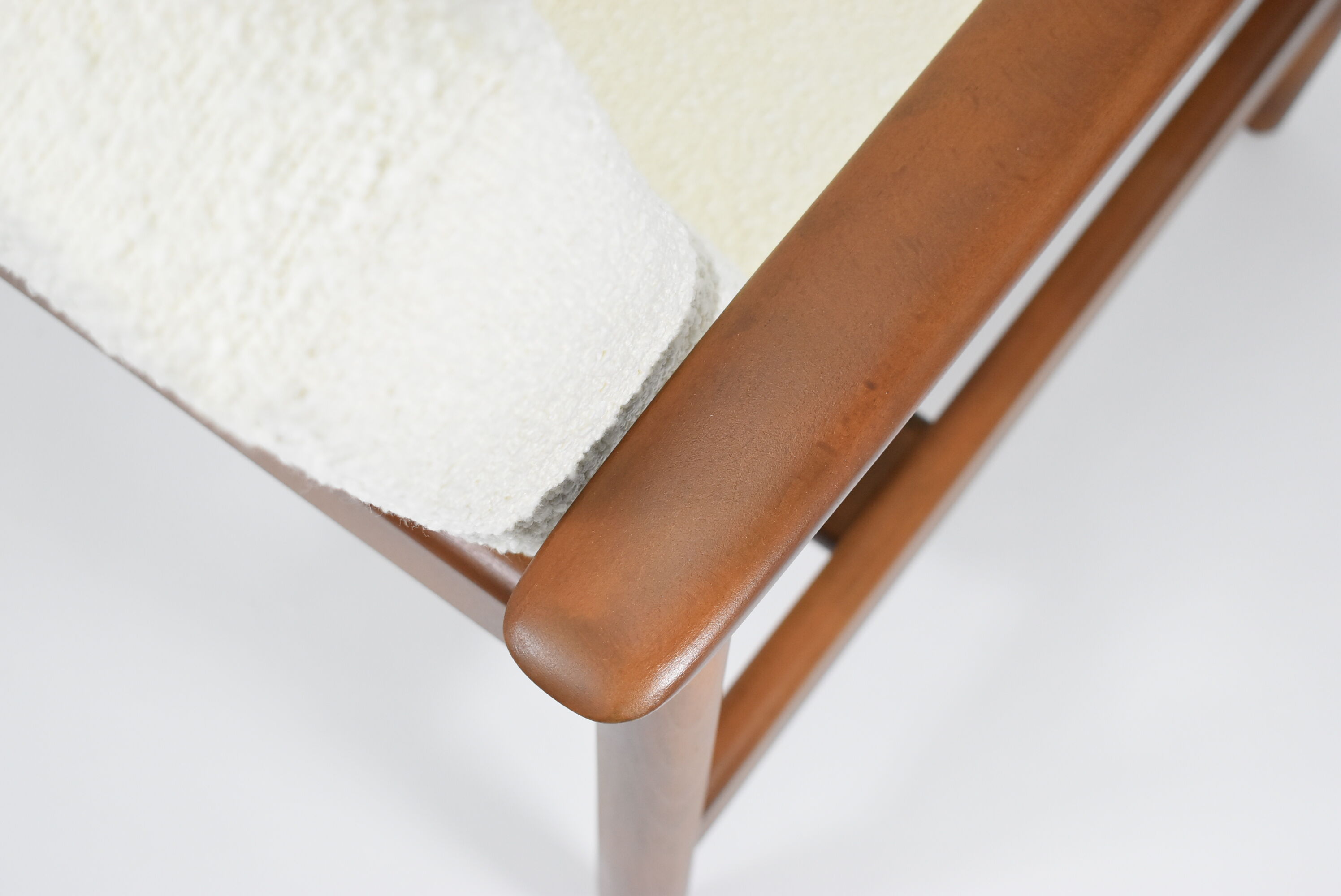 Fauteuil vintage original restauré poil de bras, designer E. Homma, années 1960, blanc bouclé